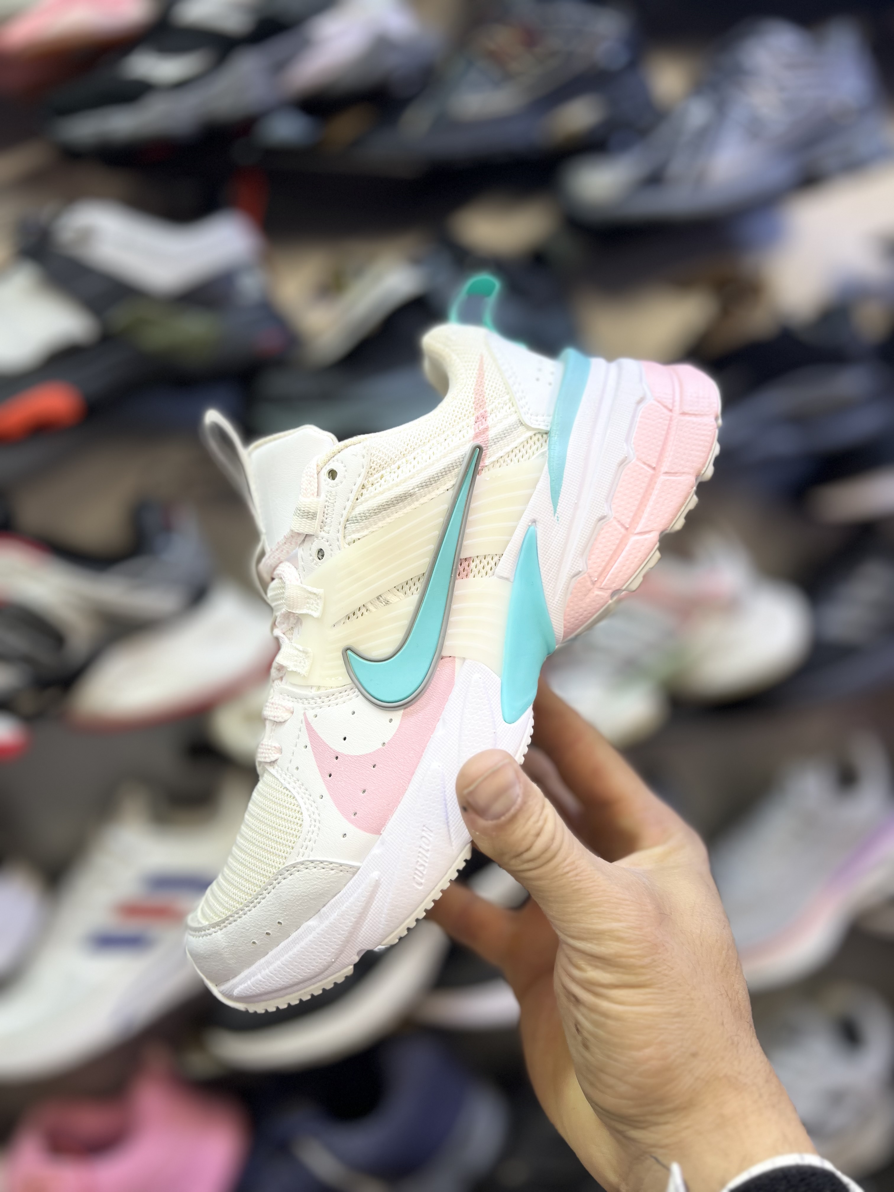 کتونی تک سایز سایز۴۰ بهترین کیفیت ویتنام بشدت نرم و راحت از برند nike