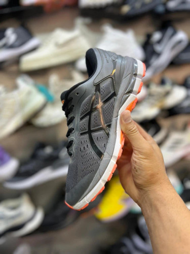 کتونی ورزشی آسیکس Asics طوسی مشکی – مناسب دویدن و تمرین - نمای اصلی