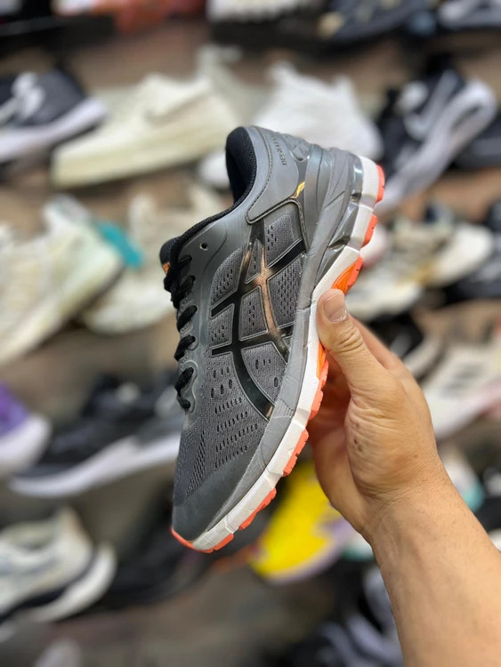 کتونی ورزشی آسیکس Asics طوسی مشکی – مناسب دویدن و تمرین - نمای اصلی
