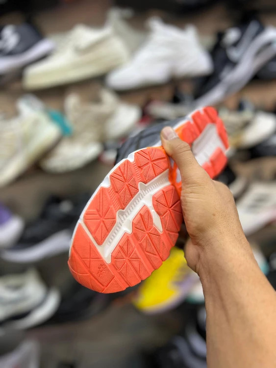 کتونی ورزشی آسیکس Asics طوسی مشکی – مناسب دویدن و تمرین - نمای فرعی